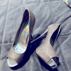 High open toe heels, glitter color w silver size 8.5. Used like 5 time, Gcondit.
